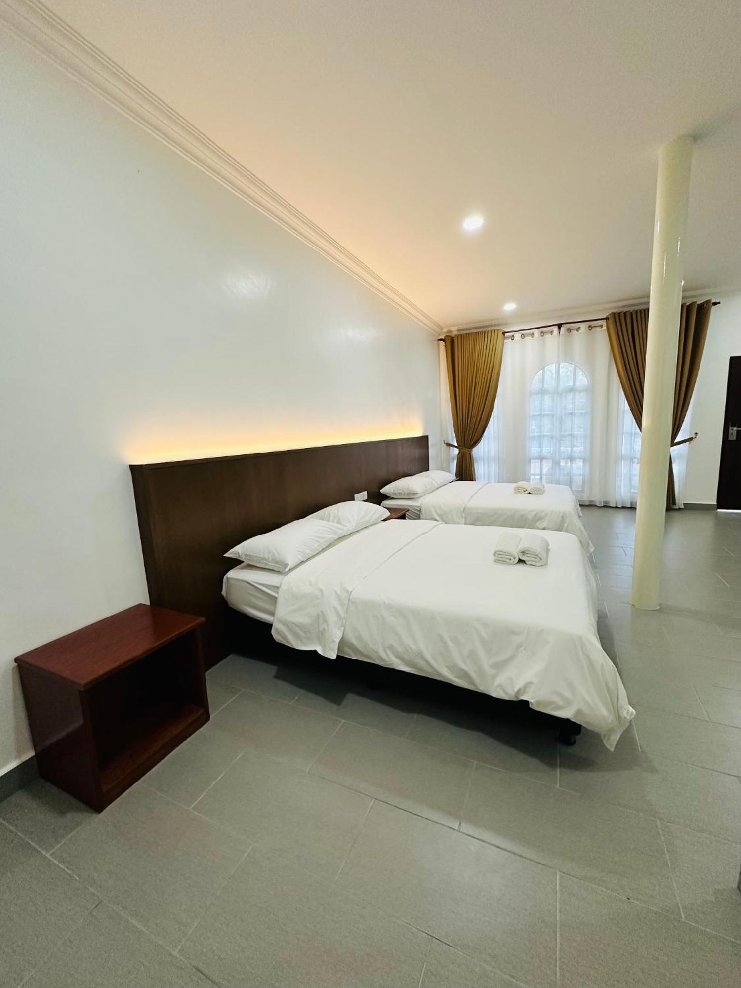 Hotel Landcons & 2*